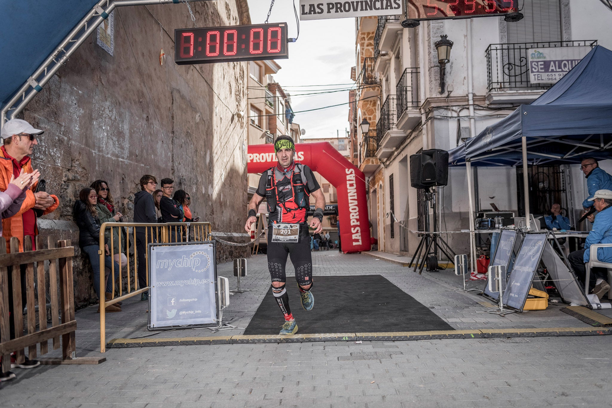 Galería de fotos de la llegada a meta de la carrera de 55 kilómetros del Trail de Montanejos 2018 