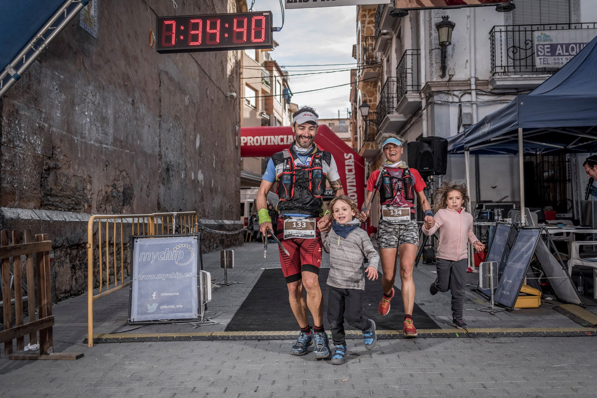 Galería de fotos de la llegada a meta de la carrera de 55 kilómetros del Trail de Montanejos 2018 