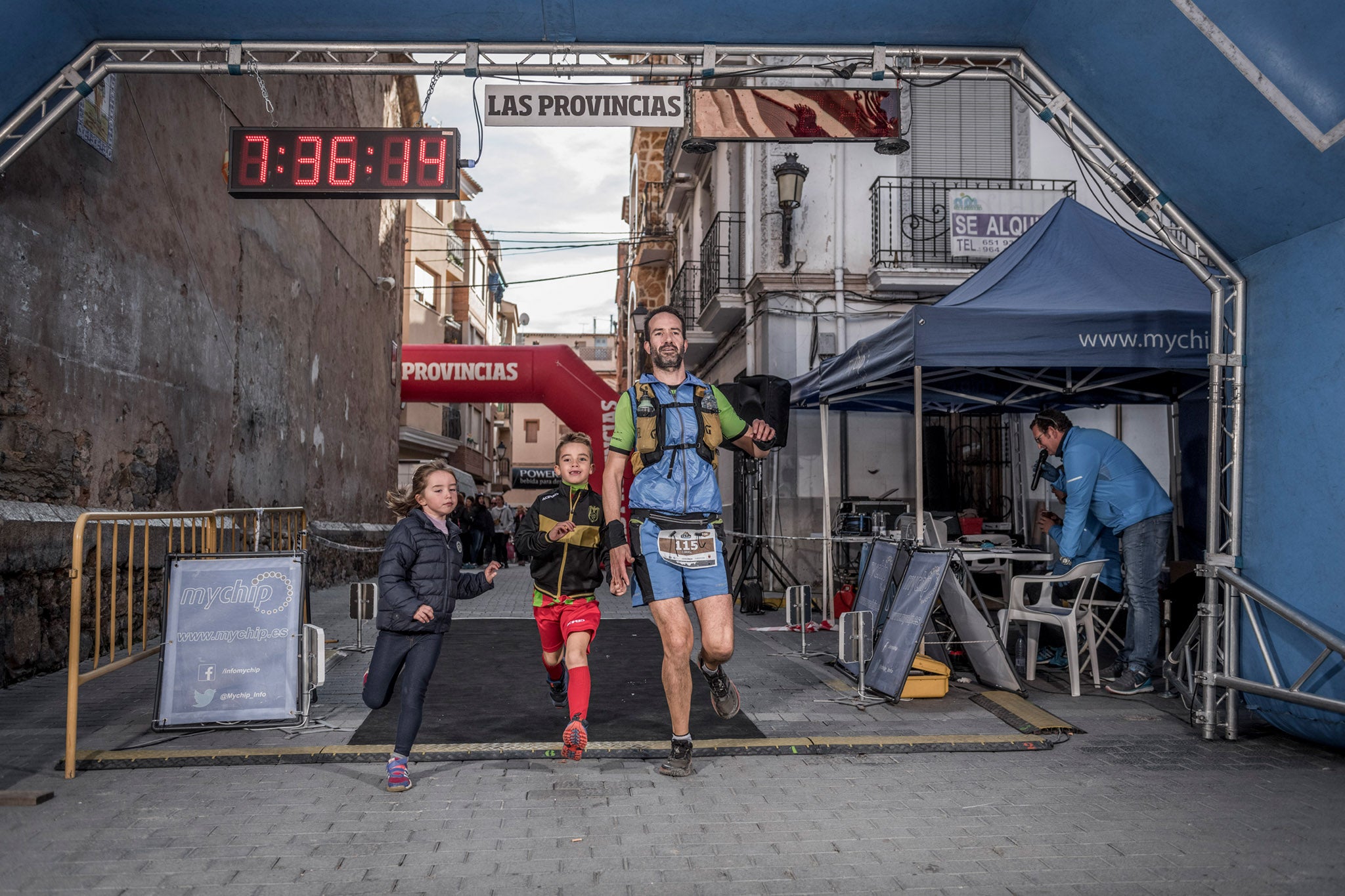 Galería de fotos de la llegada a meta de la carrera de 55 kilómetros del Trail de Montanejos 2018 