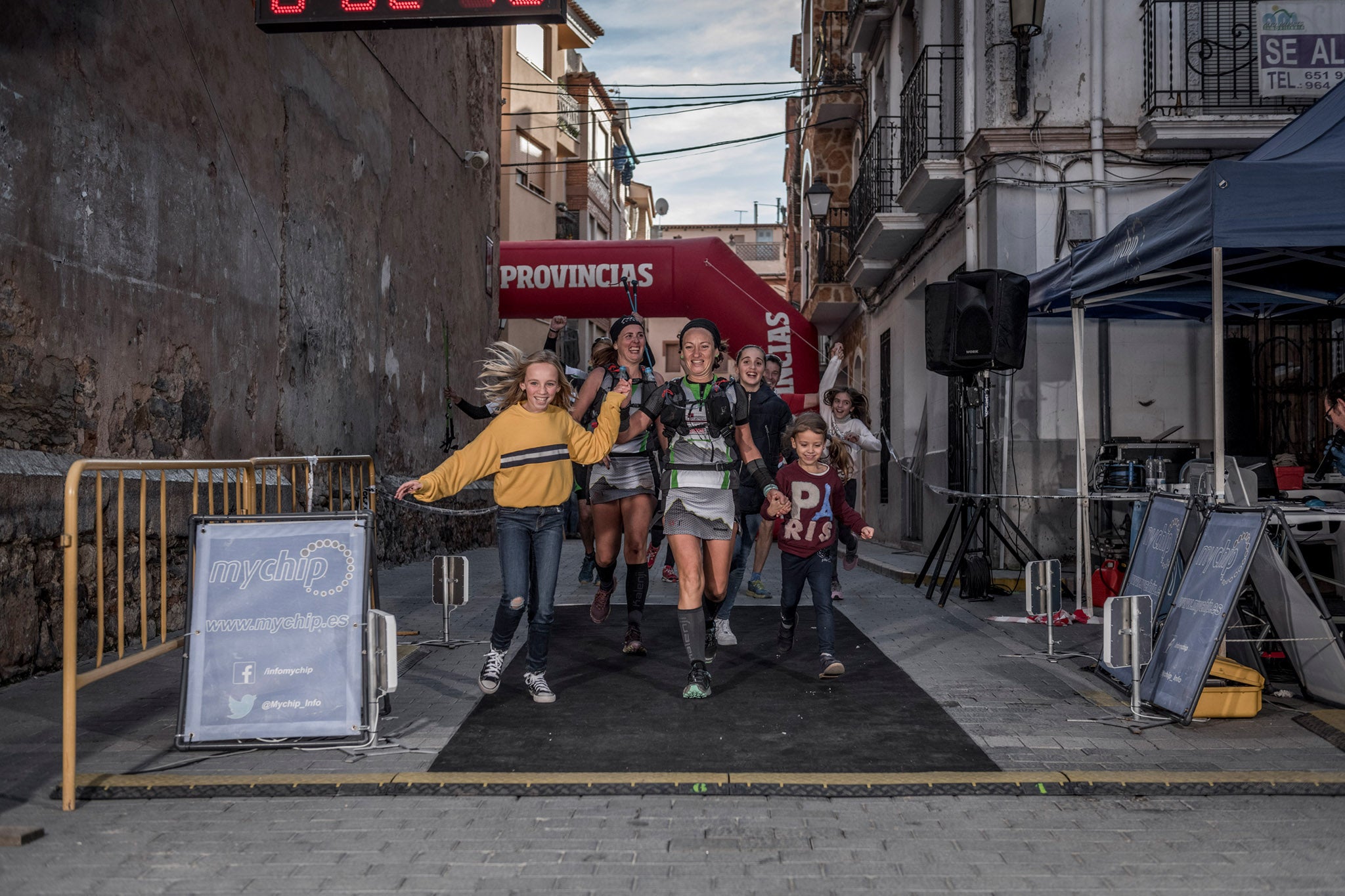 Galería de fotos de la llegada a meta de la carrera de 55 kilómetros del Trail de Montanejos 2018 