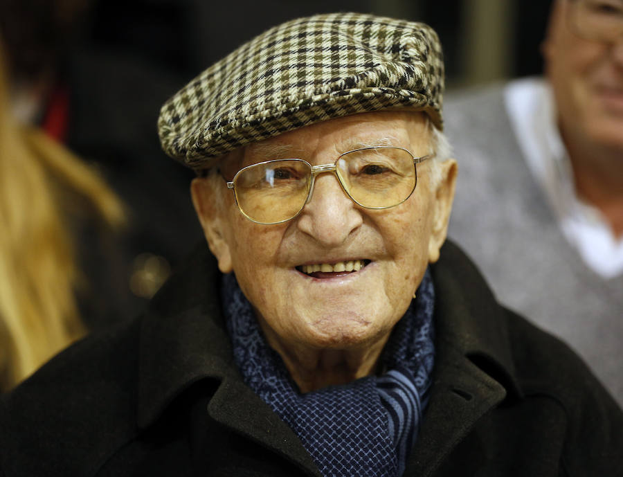 Una veintena de valencianos centenarios han acudido al Ayuntamiento para recibir un homenaje por haber alcanzado esa edad. Arropados por familiares y gracias a su apoyo, estos 21 vecinos de la ciudad han podido subir hasta el Salón de Cristal, para asistir al acto enmarcado en la Semana del Mayor de Valencia. 