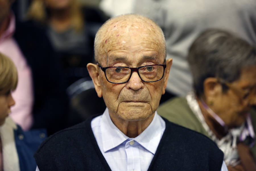Una veintena de valencianos centenarios han acudido al Ayuntamiento para recibir un homenaje por haber alcanzado esa edad. Arropados por familiares y gracias a su apoyo, estos 21 vecinos de la ciudad han podido subir hasta el Salón de Cristal, para asistir al acto enmarcado en la Semana del Mayor de Valencia. 