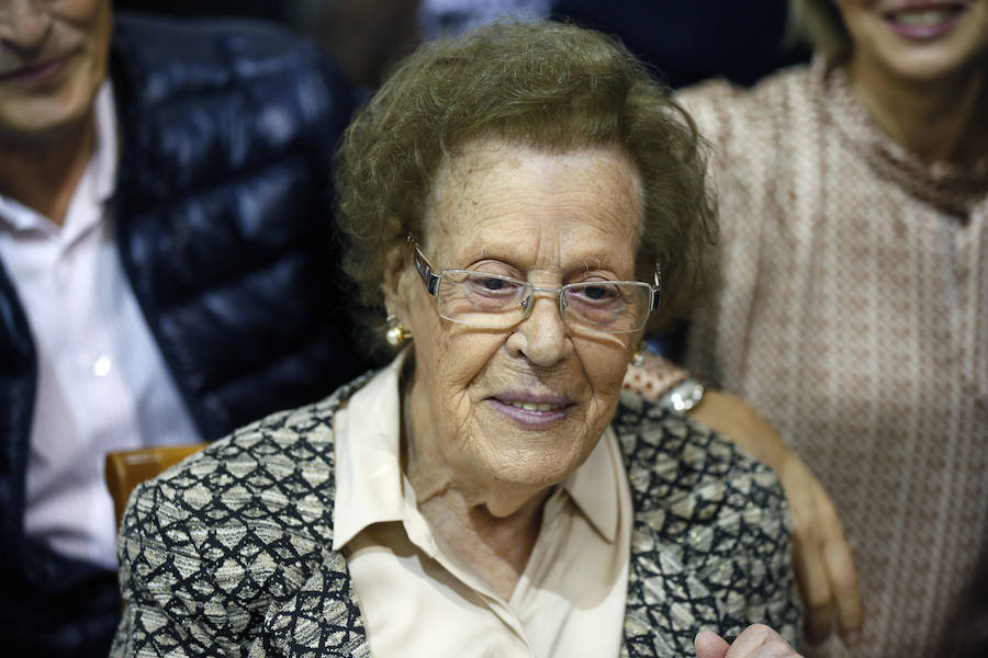Una veintena de valencianos centenarios han acudido al Ayuntamiento para recibir un homenaje por haber alcanzado esa edad. Arropados por familiares y gracias a su apoyo, estos 21 vecinos de la ciudad han podido subir hasta el Salón de Cristal, para asistir al acto enmarcado en la Semana del Mayor de Valencia. 