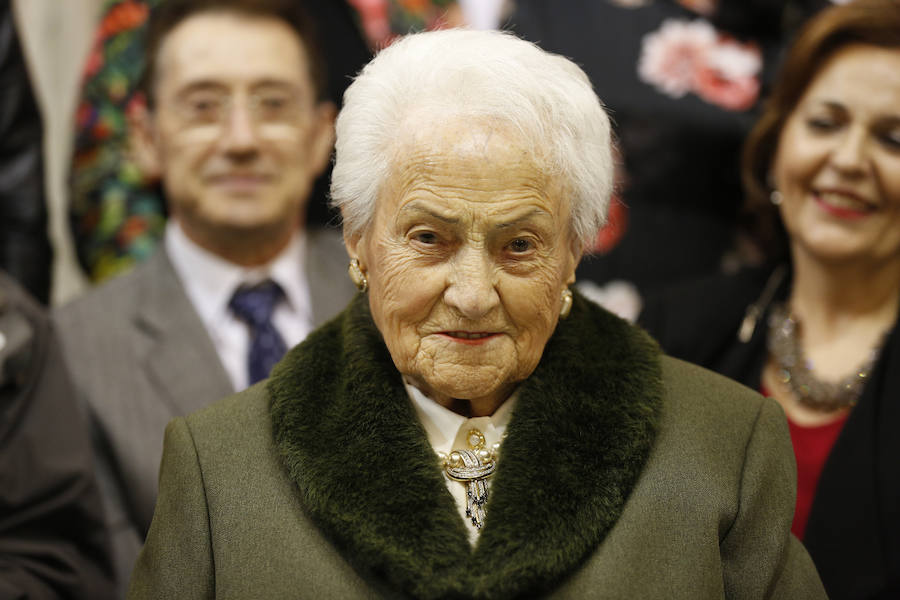 Una veintena de valencianos centenarios han acudido al Ayuntamiento para recibir un homenaje por haber alcanzado esa edad. Arropados por familiares y gracias a su apoyo, estos 21 vecinos de la ciudad han podido subir hasta el Salón de Cristal, para asistir al acto enmarcado en la Semana del Mayor de Valencia. 