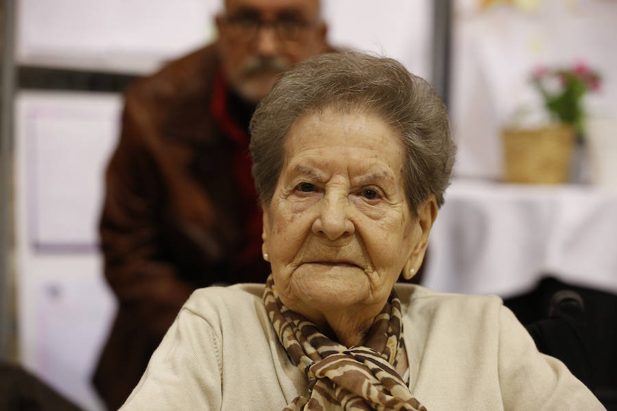 Una veintena de valencianos centenarios han acudido al Ayuntamiento para recibir un homenaje por haber alcanzado esa edad. Arropados por familiares y gracias a su apoyo, estos 21 vecinos de la ciudad han podido subir hasta el Salón de Cristal, para asistir al acto enmarcado en la Semana del Mayor de Valencia. 