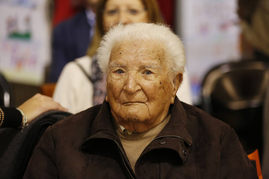 Una veintena de valencianos centenarios han acudido al Ayuntamiento para recibir un homenaje por haber alcanzado esa edad. Arropados por familiares y gracias a su apoyo, estos 21 vecinos de la ciudad han podido subir hasta el Salón de Cristal, para asistir al acto enmarcado en la Semana del Mayor de Valencia. 