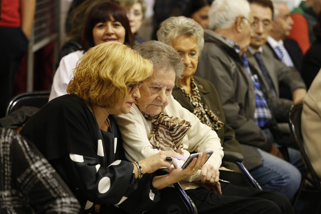 Una veintena de valencianos centenarios han acudido al Ayuntamiento para recibir un homenaje por haber alcanzado esa edad. Arropados por familiares y gracias a su apoyo, estos 21 vecinos de la ciudad han podido subir hasta el Salón de Cristal, para asistir al acto enmarcado en la Semana del Mayor de Valencia. 