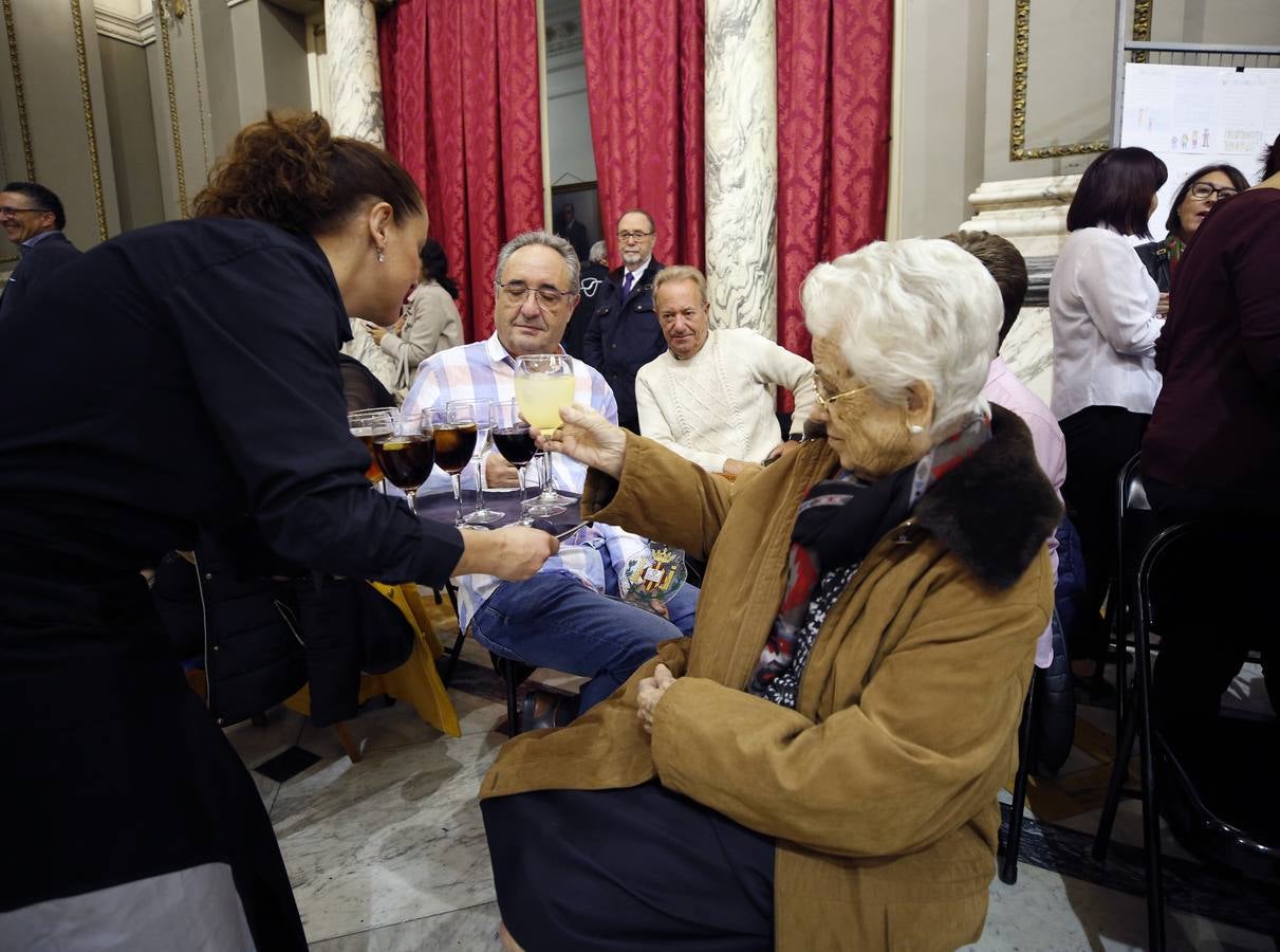 Una veintena de valencianos centenarios han acudido al Ayuntamiento para recibir un homenaje por haber alcanzado esa edad. Arropados por familiares y gracias a su apoyo, estos 21 vecinos de la ciudad han podido subir hasta el Salón de Cristal, para asistir al acto enmarcado en la Semana del Mayor de Valencia. 