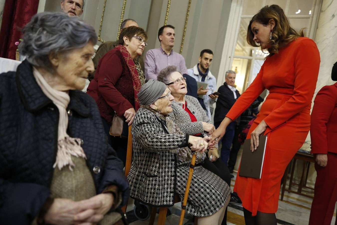 Una veintena de valencianos centenarios han acudido al Ayuntamiento para recibir un homenaje por haber alcanzado esa edad. Arropados por familiares y gracias a su apoyo, estos 21 vecinos de la ciudad han podido subir hasta el Salón de Cristal, para asistir al acto enmarcado en la Semana del Mayor de Valencia. 