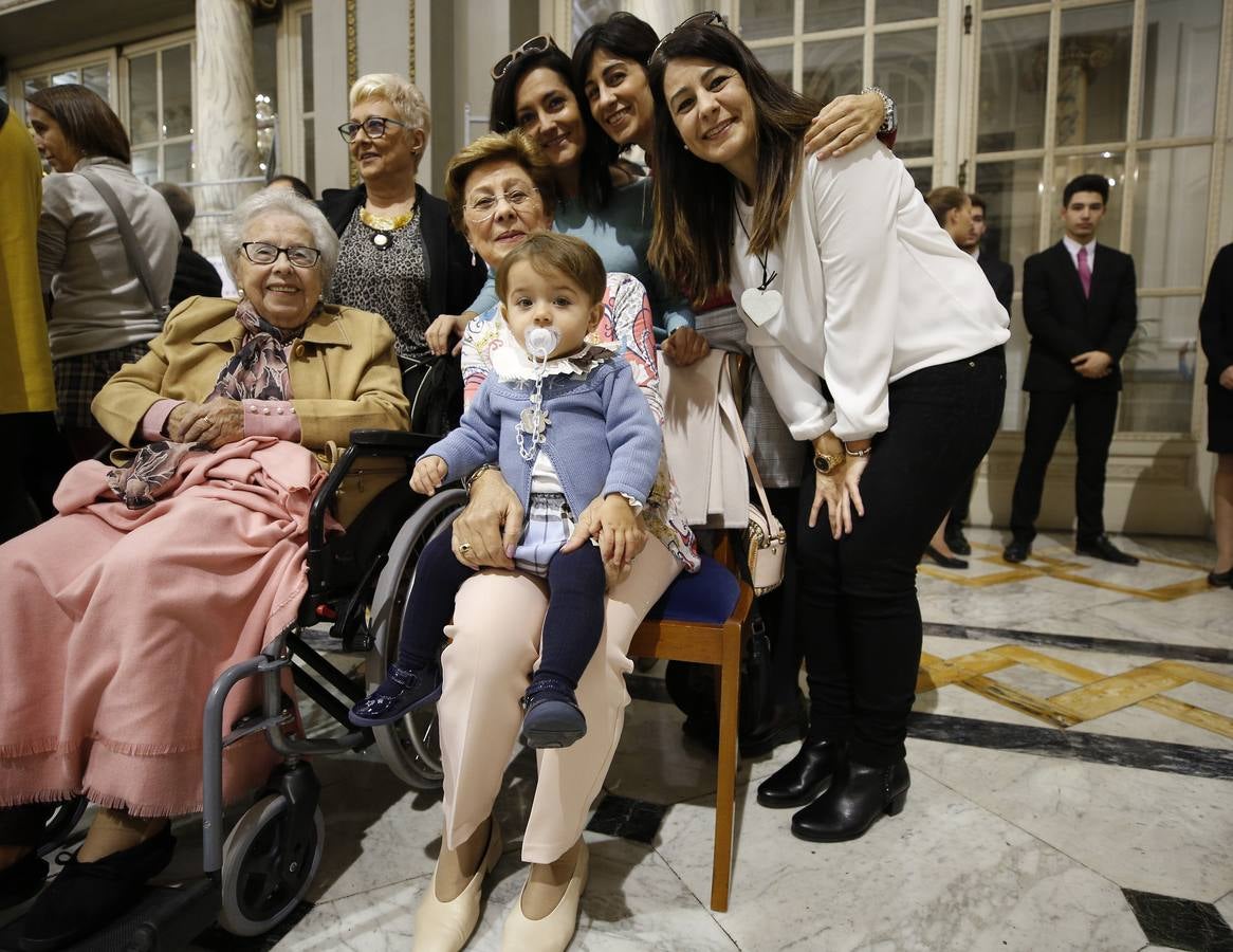 Una veintena de valencianos centenarios han acudido al Ayuntamiento para recibir un homenaje por haber alcanzado esa edad. Arropados por familiares y gracias a su apoyo, estos 21 vecinos de la ciudad han podido subir hasta el Salón de Cristal, para asistir al acto enmarcado en la Semana del Mayor de Valencia. 