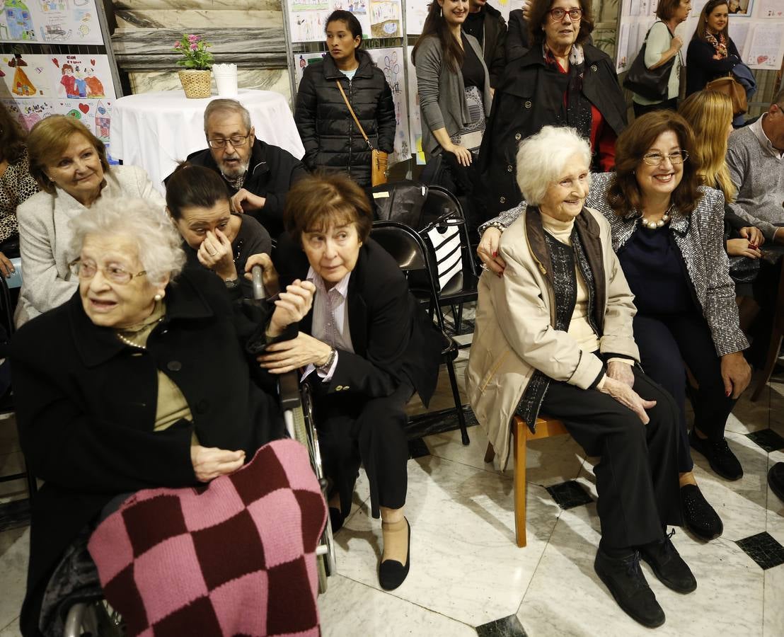 Una veintena de valencianos centenarios han acudido al Ayuntamiento para recibir un homenaje por haber alcanzado esa edad. Arropados por familiares y gracias a su apoyo, estos 21 vecinos de la ciudad han podido subir hasta el Salón de Cristal, para asistir al acto enmarcado en la Semana del Mayor de Valencia. 