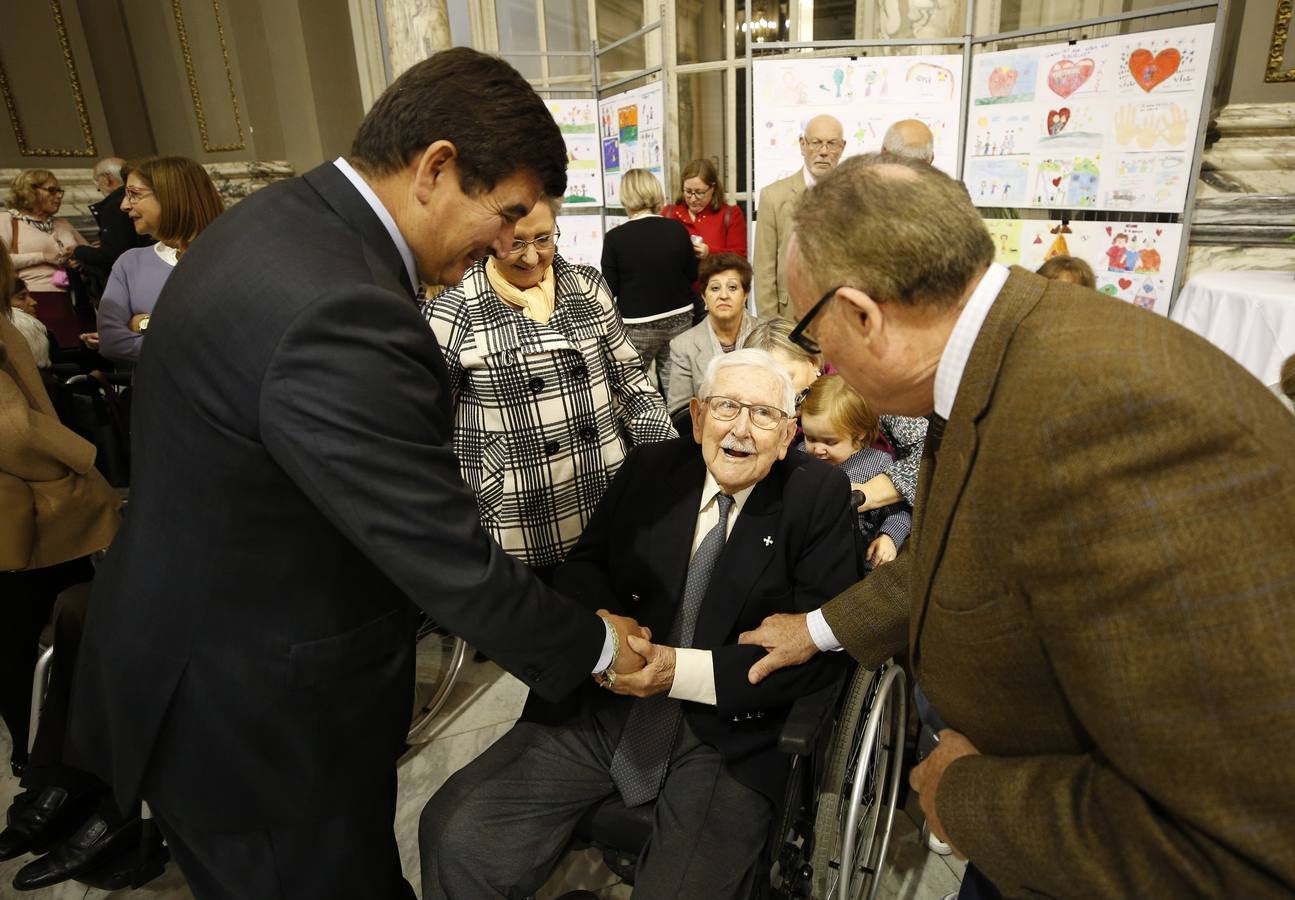 Una veintena de valencianos centenarios han acudido al Ayuntamiento para recibir un homenaje por haber alcanzado esa edad. Arropados por familiares y gracias a su apoyo, estos 21 vecinos de la ciudad han podido subir hasta el Salón de Cristal, para asistir al acto enmarcado en la Semana del Mayor de Valencia. 