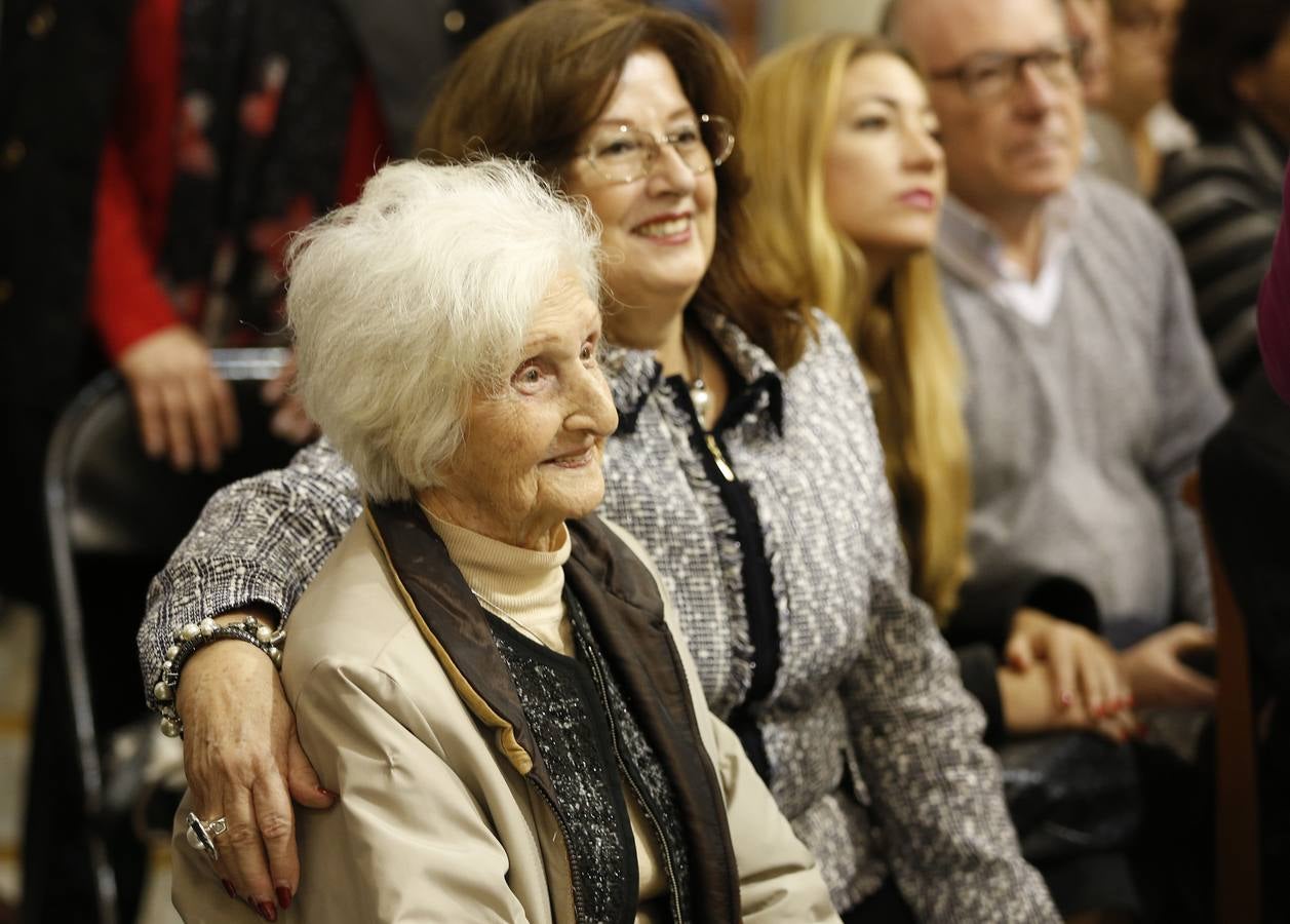 Una veintena de valencianos centenarios han acudido al Ayuntamiento para recibir un homenaje por haber alcanzado esa edad. Arropados por familiares y gracias a su apoyo, estos 21 vecinos de la ciudad han podido subir hasta el Salón de Cristal, para asistir al acto enmarcado en la Semana del Mayor de Valencia. 