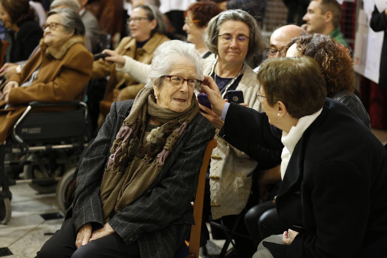 Una veintena de valencianos centenarios han acudido al Ayuntamiento para recibir un homenaje por haber alcanzado esa edad. Arropados por familiares y gracias a su apoyo, estos 21 vecinos de la ciudad han podido subir hasta el Salón de Cristal, para asistir al acto enmarcado en la Semana del Mayor de Valencia. 