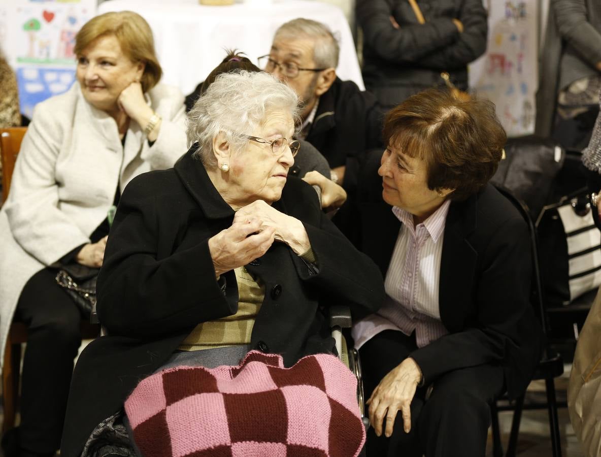 Una veintena de valencianos centenarios han acudido al Ayuntamiento para recibir un homenaje por haber alcanzado esa edad. Arropados por familiares y gracias a su apoyo, estos 21 vecinos de la ciudad han podido subir hasta el Salón de Cristal, para asistir al acto enmarcado en la Semana del Mayor de Valencia. 