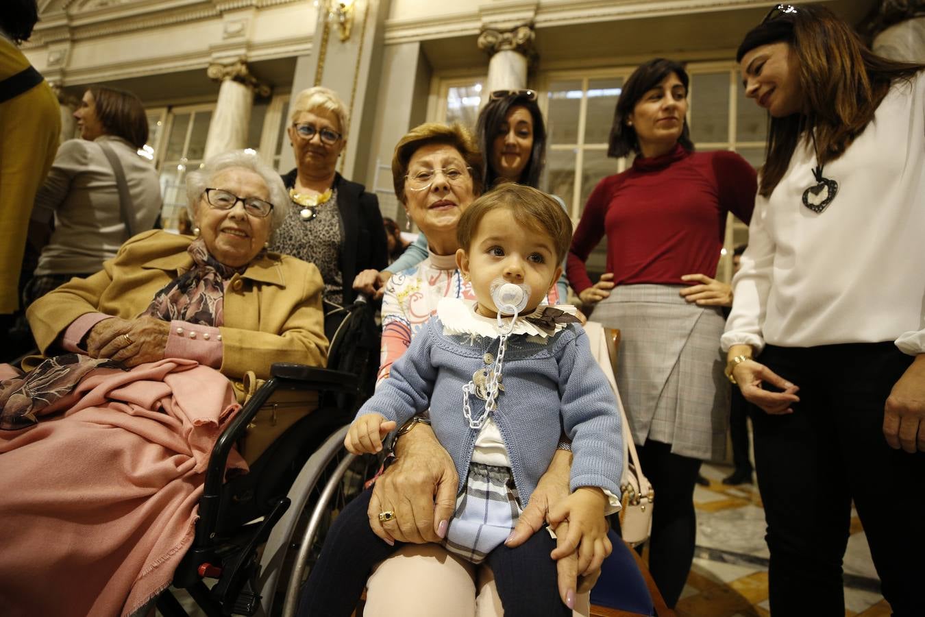 Una veintena de valencianos centenarios han acudido al Ayuntamiento para recibir un homenaje por haber alcanzado esa edad. Arropados por familiares y gracias a su apoyo, estos 21 vecinos de la ciudad han podido subir hasta el Salón de Cristal, para asistir al acto enmarcado en la Semana del Mayor de Valencia. 