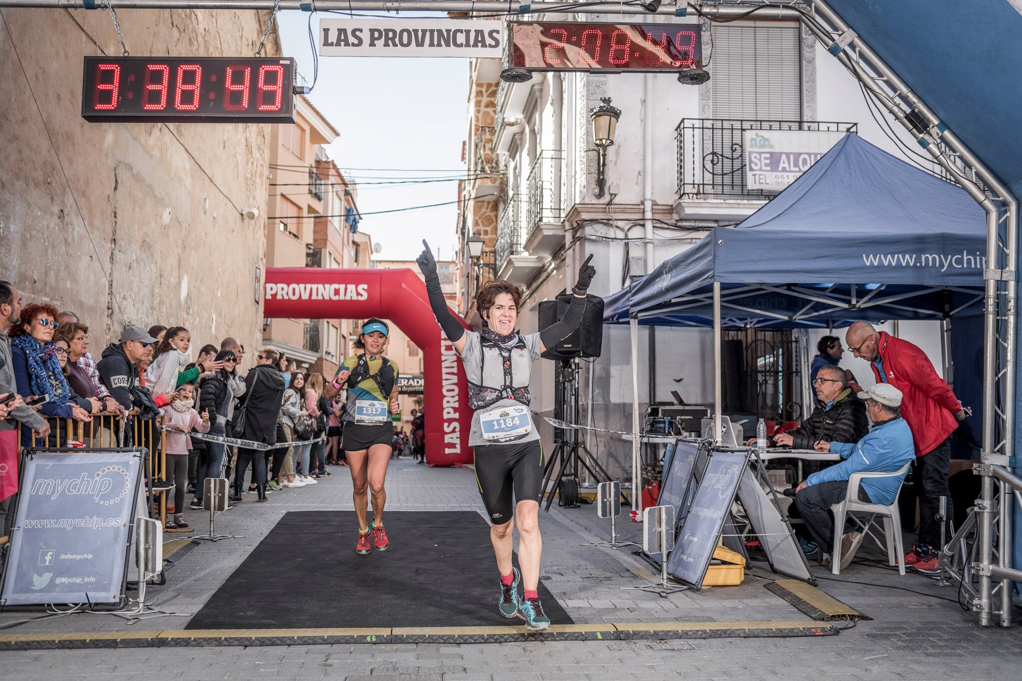 Galería de fotos de la llegada a meta de la carrera de 15 kilómetros del Trail de Montanejos 2018