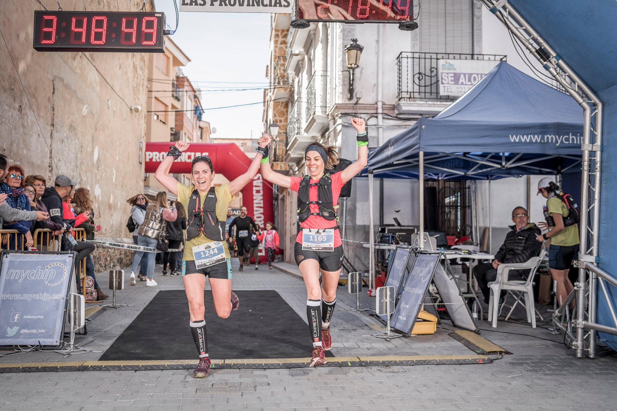 Galería de fotos de la llegada a meta de la carrera de 15 kilómetros del Trail de Montanejos 2018