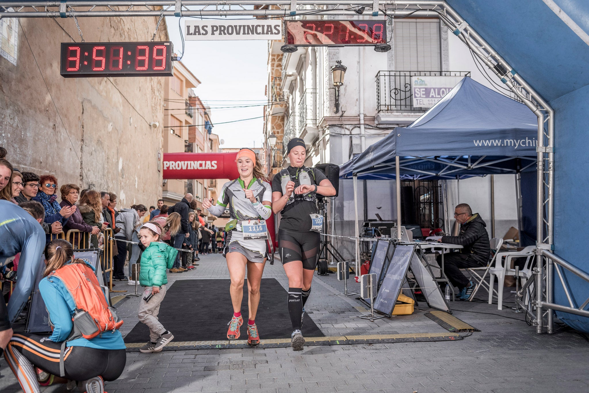 Galería de fotos de la llegada a meta de la carrera de 15 kilómetros del Trail de Montanejos 2018