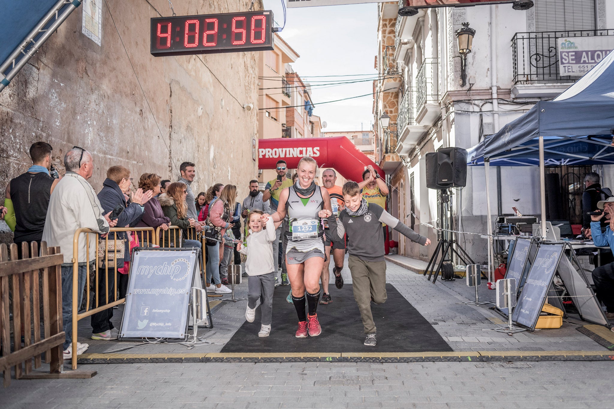 Galería de fotos de la llegada a meta de la carrera de 15 kilómetros del Trail de Montanejos 2018