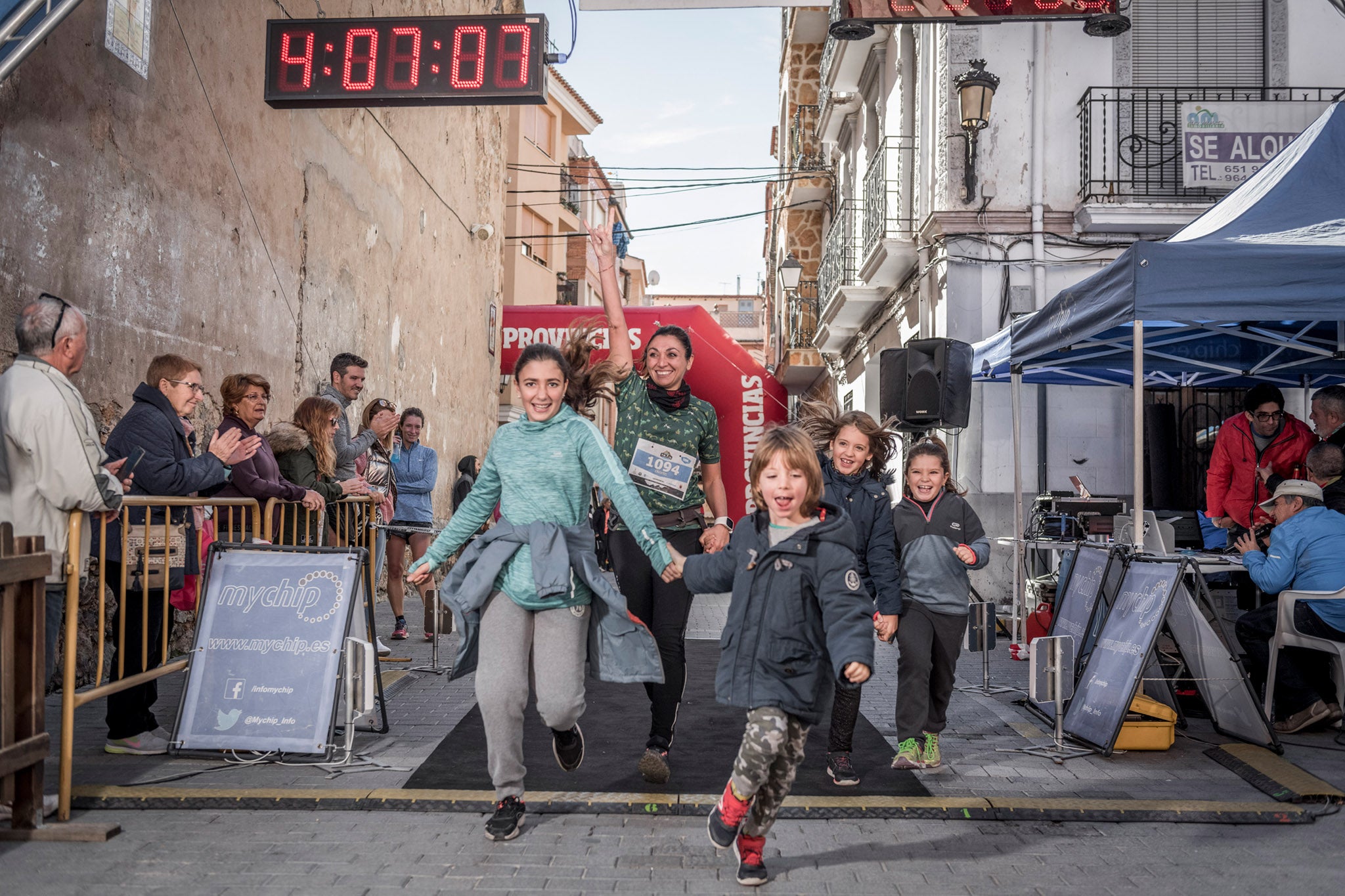 Galería de fotos de la llegada a meta de la carrera de 15 kilómetros del Trail de Montanejos 2018