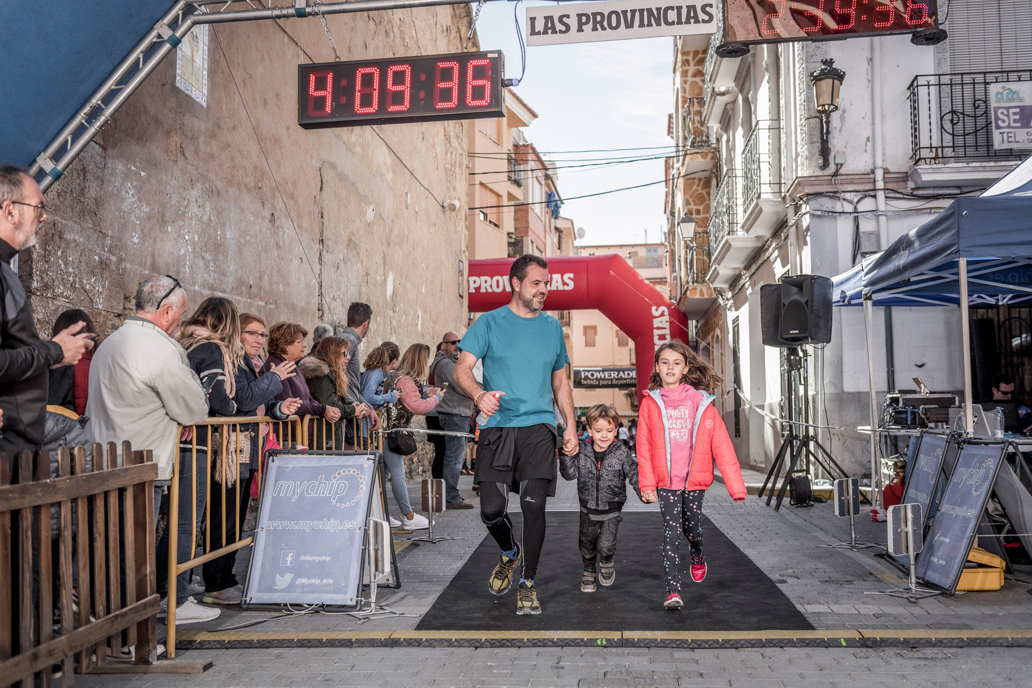 Galería de fotos de la llegada a meta de la carrera de 15 kilómetros del Trail de Montanejos 2018