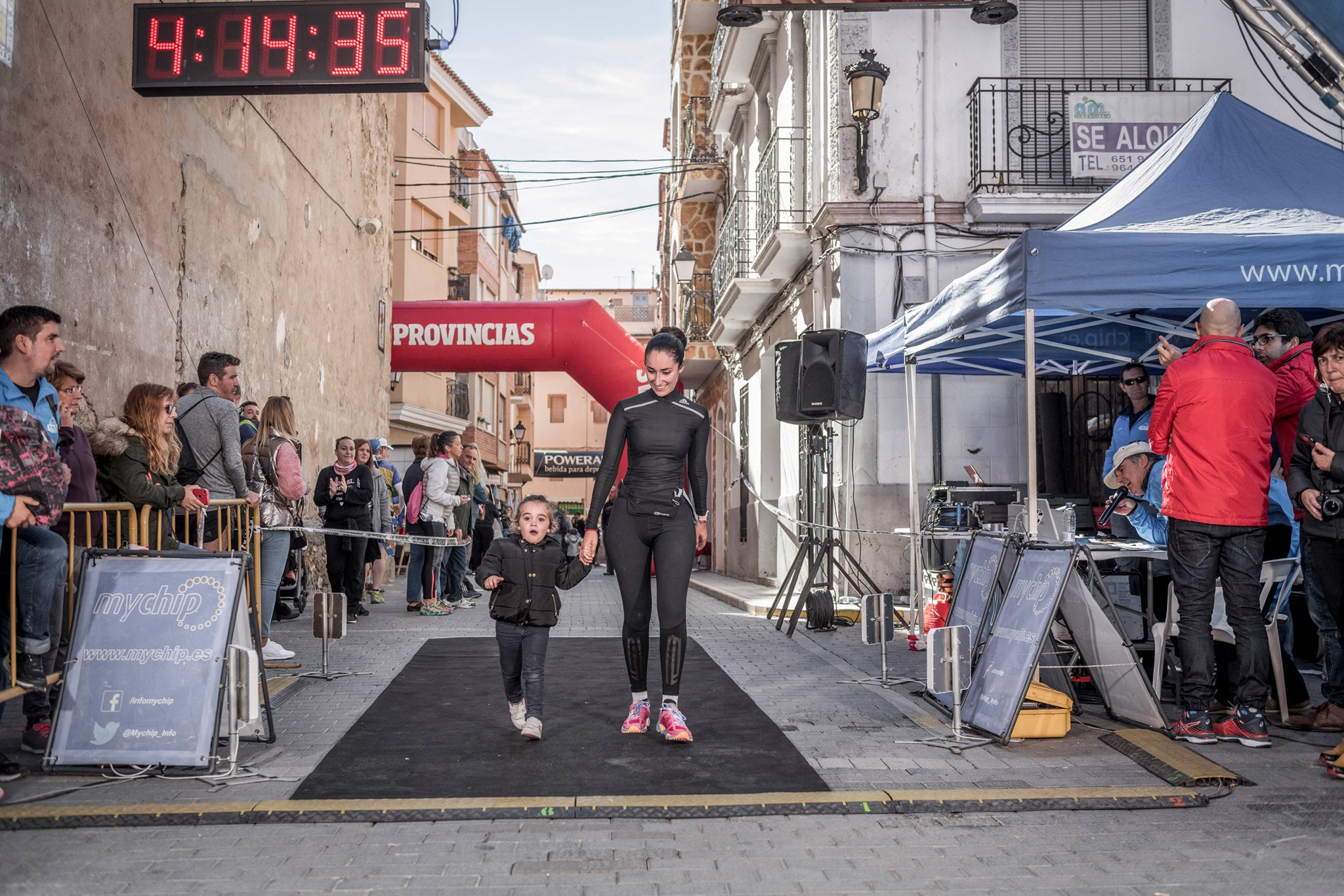 Galería de fotos de la llegada a meta de la carrera de 15 kilómetros del Trail de Montanejos 2018