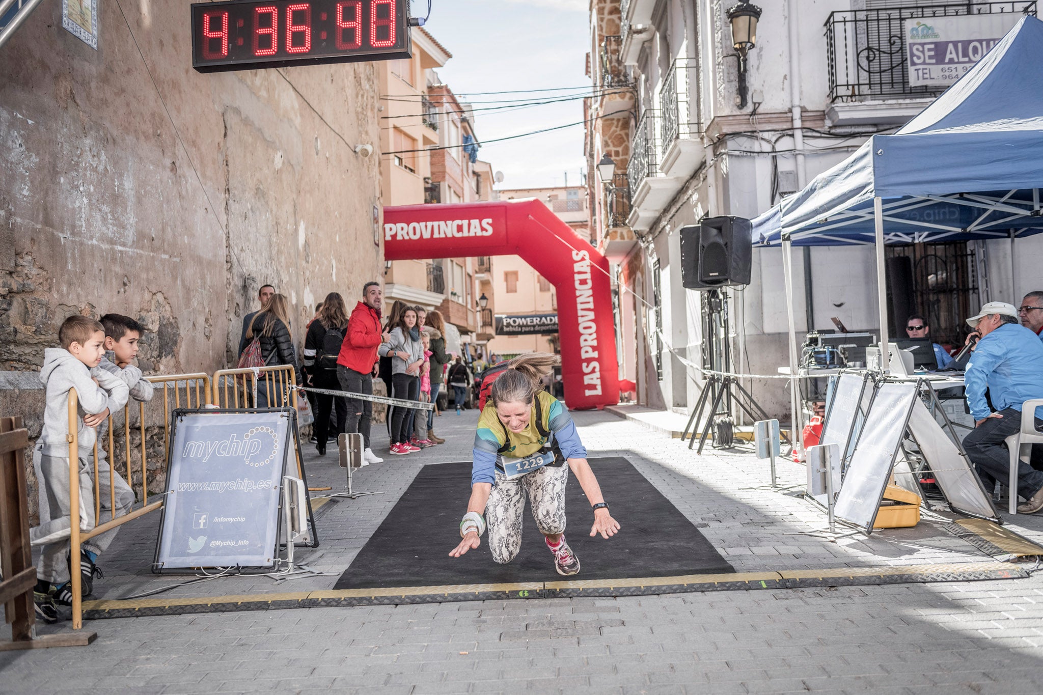 Galería de fotos de la llegada a meta de la carrera de 15 kilómetros del Trail de Montanejos 2018