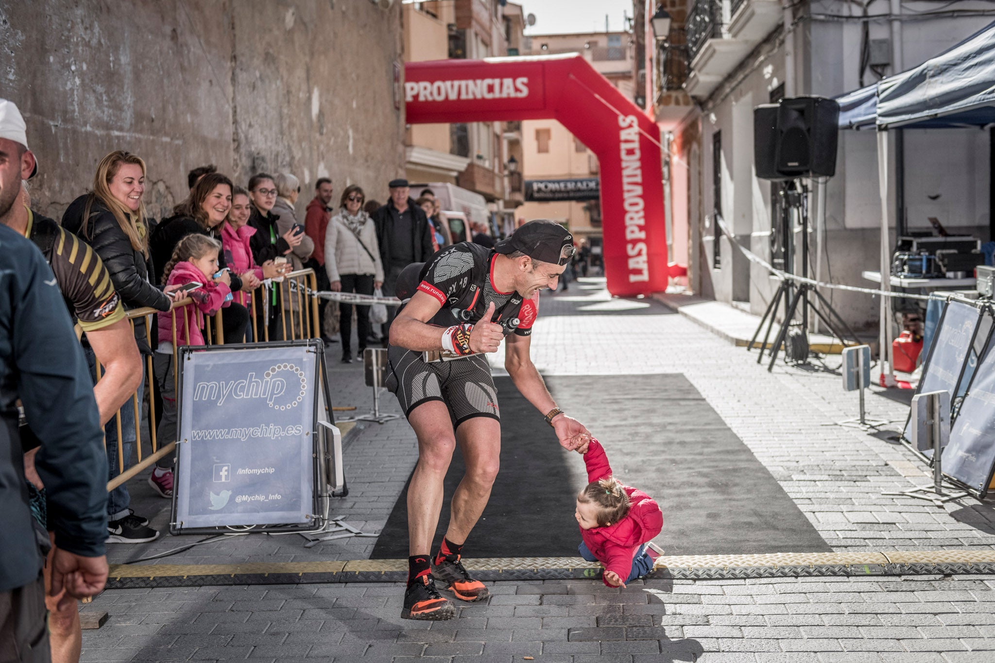 Galería de fotos de la llegada a meta de la carrera de 15 kilómetros del Trail de Montanejos 2018