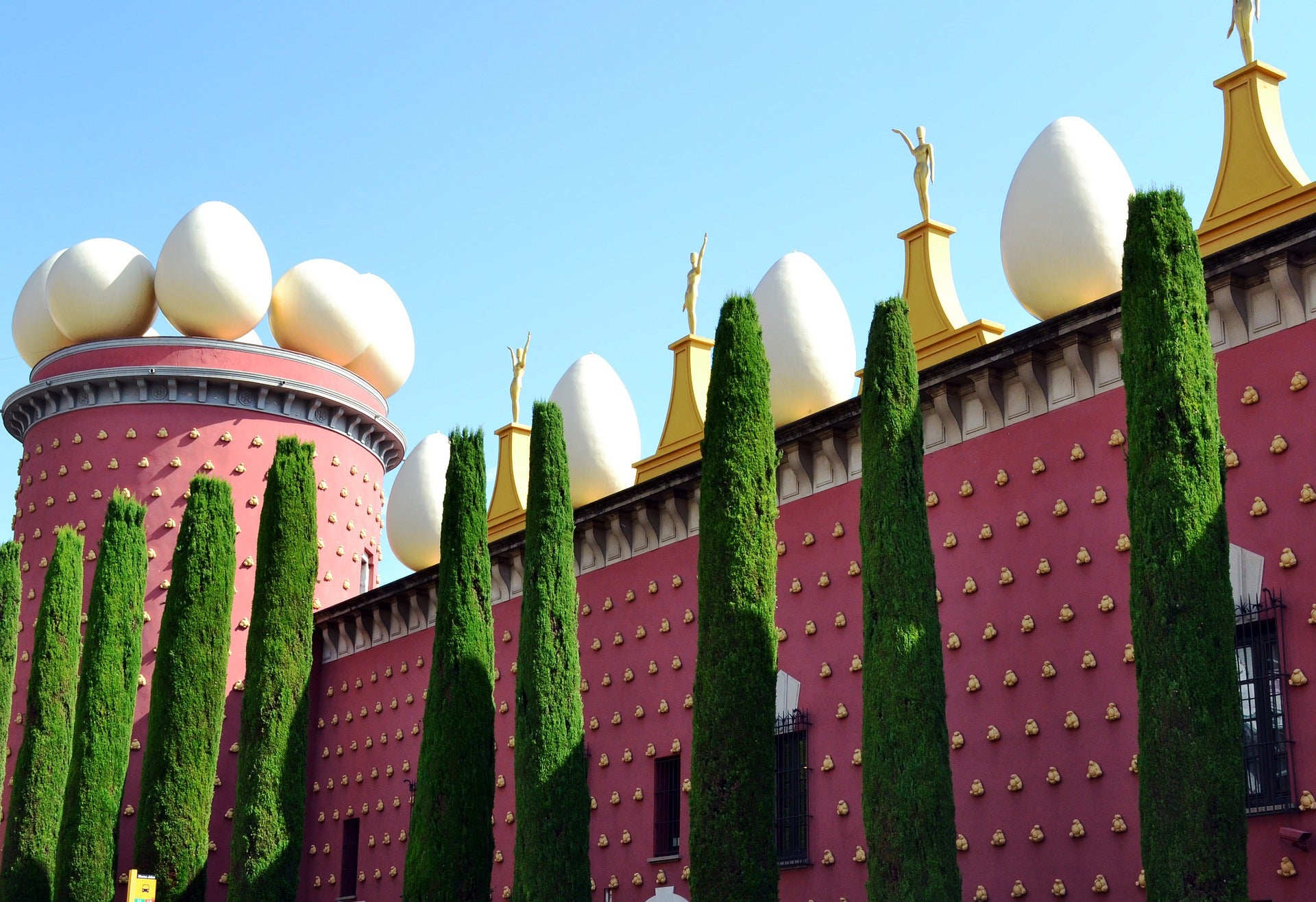 6. El Museo Dalí, en Girona. (15.546 menciones). El Teatro-Museo Dalí, gestionado por la fundación Gala-Salvador Dalí, está consagrado por completo a las obras del aclamado artista y en 2017 fue nada menos que el tercer museo más visitado de España con más de un millón de visitantes. La torre esquinada del edificio, coronada por huevos gigantes es la protagonista indiscutible entre las fotos del museo.