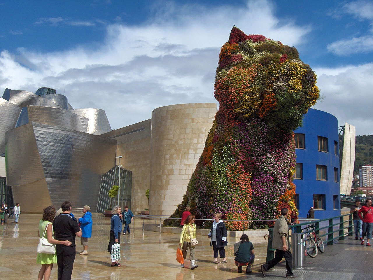 La obra más popular en Instagram es la estatua Puppy que está situada en el exterior del museo. La estatua, que cuenta con 1.235 menciones, fue realizada en 1992 por el artista estadounidense Jeff Koons y representa un cachorro canino de la raza West Highland White Terrier. Puppy se compone de una estructura de acero recubierta con plantas naturales, que se reemplazan a medida que dejan de florecer. 