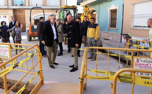 El presidente de la Diputación, Toni Gaspar, con el alcalde, Ramón Marí, en su visita. 