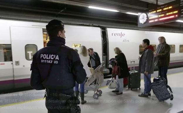 Los Mossos desalojan dos trenes en la estación de Sants de Barcelona por una amenaza de bomba