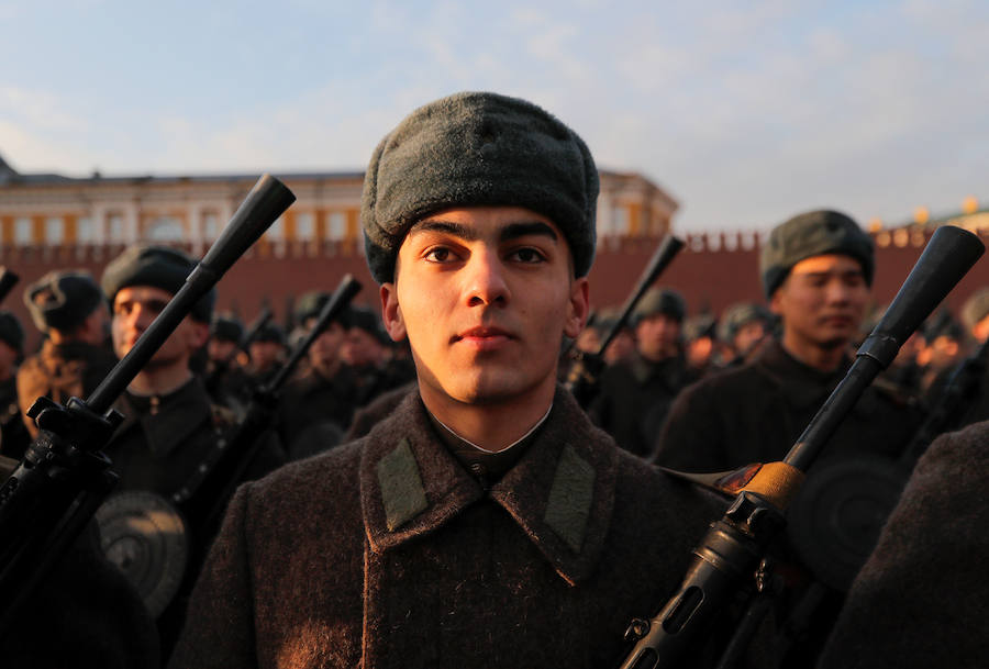 Más de 5.000 militares han desfilado por la plaza Roja de Moscú para conmemorar la parada militar celebrada el 7 noviembre de 1941, tras la cual los soldados soviéticos marcharon para combatir a las tropas nazis que se hallaban a las puertas de la ciudad. En la reconstrucción del histórico desfile participaron cadetes de diversas escuelas militares, efectivos del Ministerio de Defensa, así como un escuadrón del regimiento de caballería del Presidente de Rusia. También pasaron una treintena de carros de blindados, camiones, piezas de artillería y motocicletas de la época de la Segunda Guerra Mundial, incluido el mítico carro de combate T-34. 