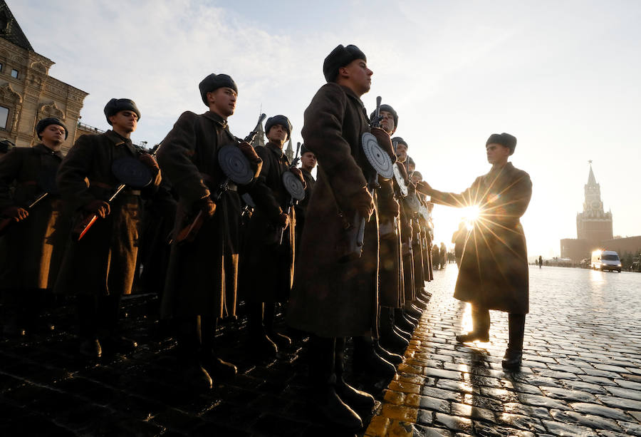 Más de 5.000 militares han desfilado por la plaza Roja de Moscú para conmemorar la parada militar celebrada el 7 noviembre de 1941, tras la cual los soldados soviéticos marcharon para combatir a las tropas nazis que se hallaban a las puertas de la ciudad. En la reconstrucción del histórico desfile participaron cadetes de diversas escuelas militares, efectivos del Ministerio de Defensa, así como un escuadrón del regimiento de caballería del Presidente de Rusia. También pasaron una treintena de carros de blindados, camiones, piezas de artillería y motocicletas de la época de la Segunda Guerra Mundial, incluido el mítico carro de combate T-34. 