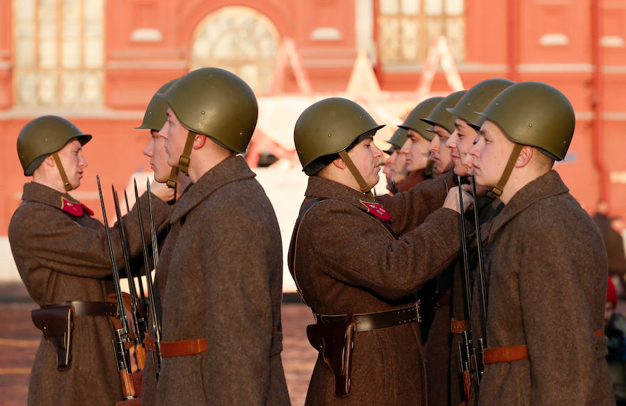 Más de 5.000 militares han desfilado por la plaza Roja de Moscú para conmemorar la parada militar celebrada el 7 noviembre de 1941, tras la cual los soldados soviéticos marcharon para combatir a las tropas nazis que se hallaban a las puertas de la ciudad. En la reconstrucción del histórico desfile participaron cadetes de diversas escuelas militares, efectivos del Ministerio de Defensa, así como un escuadrón del regimiento de caballería del Presidente de Rusia. También pasaron una treintena de carros de blindados, camiones, piezas de artillería y motocicletas de la época de la Segunda Guerra Mundial, incluido el mítico carro de combate T-34. 