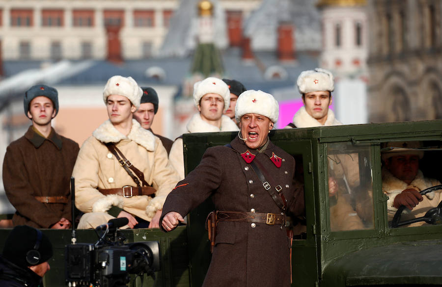 Más de 5.000 militares han desfilado por la plaza Roja de Moscú para conmemorar la parada militar celebrada el 7 noviembre de 1941, tras la cual los soldados soviéticos marcharon para combatir a las tropas nazis que se hallaban a las puertas de la ciudad. En la reconstrucción del histórico desfile participaron cadetes de diversas escuelas militares, efectivos del Ministerio de Defensa, así como un escuadrón del regimiento de caballería del Presidente de Rusia. También pasaron una treintena de carros de blindados, camiones, piezas de artillería y motocicletas de la época de la Segunda Guerra Mundial, incluido el mítico carro de combate T-34. 