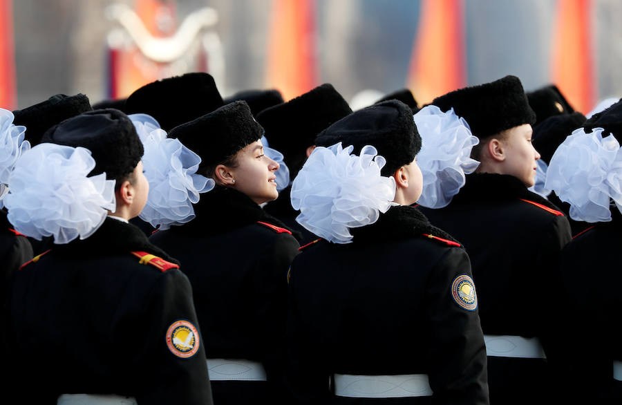 Más de 5.000 militares han desfilado por la plaza Roja de Moscú para conmemorar la parada militar celebrada el 7 noviembre de 1941, tras la cual los soldados soviéticos marcharon para combatir a las tropas nazis que se hallaban a las puertas de la ciudad. En la reconstrucción del histórico desfile participaron cadetes de diversas escuelas militares, efectivos del Ministerio de Defensa, así como un escuadrón del regimiento de caballería del Presidente de Rusia. También pasaron una treintena de carros de blindados, camiones, piezas de artillería y motocicletas de la época de la Segunda Guerra Mundial, incluido el mítico carro de combate T-34. 