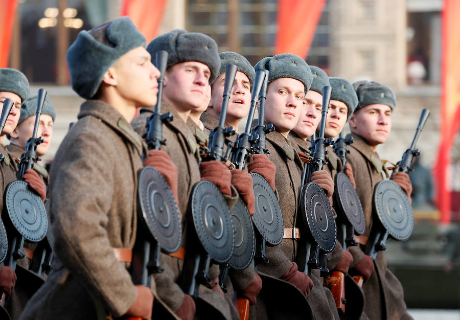 Más de 5.000 militares han desfilado por la plaza Roja de Moscú para conmemorar la parada militar celebrada el 7 noviembre de 1941, tras la cual los soldados soviéticos marcharon para combatir a las tropas nazis que se hallaban a las puertas de la ciudad. En la reconstrucción del histórico desfile participaron cadetes de diversas escuelas militares, efectivos del Ministerio de Defensa, así como un escuadrón del regimiento de caballería del Presidente de Rusia. También pasaron una treintena de carros de blindados, camiones, piezas de artillería y motocicletas de la época de la Segunda Guerra Mundial, incluido el mítico carro de combate T-34. 