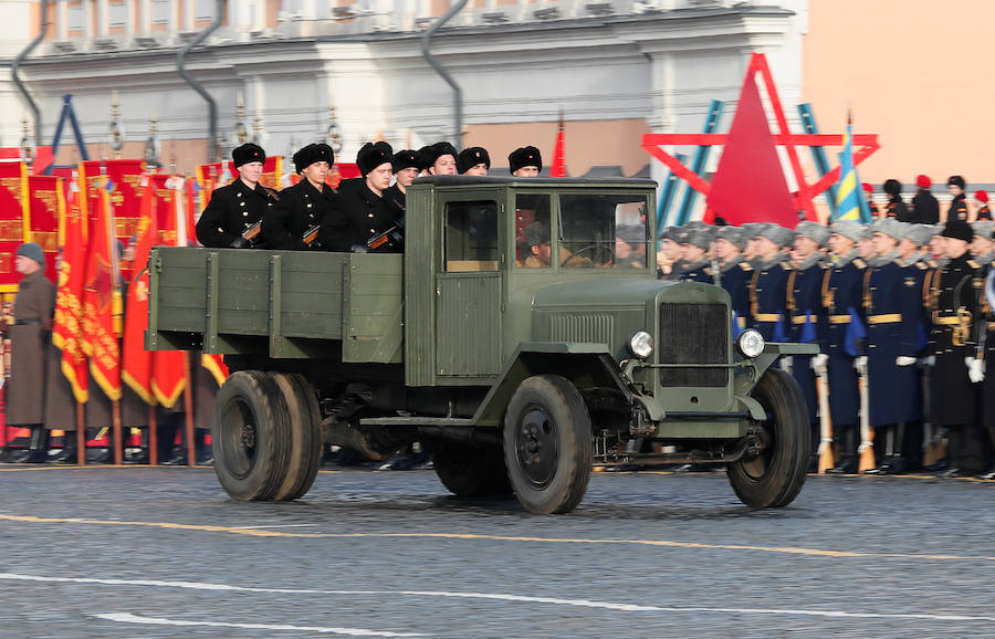 Más de 5.000 militares han desfilado por la plaza Roja de Moscú para conmemorar la parada militar celebrada el 7 noviembre de 1941, tras la cual los soldados soviéticos marcharon para combatir a las tropas nazis que se hallaban a las puertas de la ciudad. En la reconstrucción del histórico desfile participaron cadetes de diversas escuelas militares, efectivos del Ministerio de Defensa, así como un escuadrón del regimiento de caballería del Presidente de Rusia. También pasaron una treintena de carros de blindados, camiones, piezas de artillería y motocicletas de la época de la Segunda Guerra Mundial, incluido el mítico carro de combate T-34. 