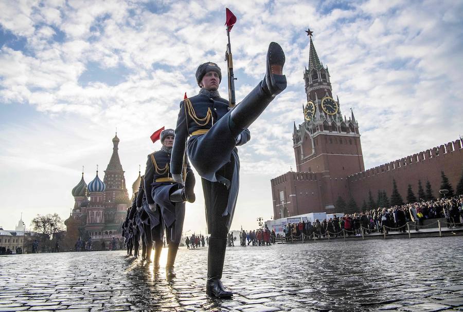 Más de 5.000 militares han desfilado por la plaza Roja de Moscú para conmemorar la parada militar celebrada el 7 noviembre de 1941, tras la cual los soldados soviéticos marcharon para combatir a las tropas nazis que se hallaban a las puertas de la ciudad. En la reconstrucción del histórico desfile participaron cadetes de diversas escuelas militares, efectivos del Ministerio de Defensa, así como un escuadrón del regimiento de caballería del Presidente de Rusia. También pasaron una treintena de carros de blindados, camiones, piezas de artillería y motocicletas de la época de la Segunda Guerra Mundial, incluido el mítico carro de combate T-34. 