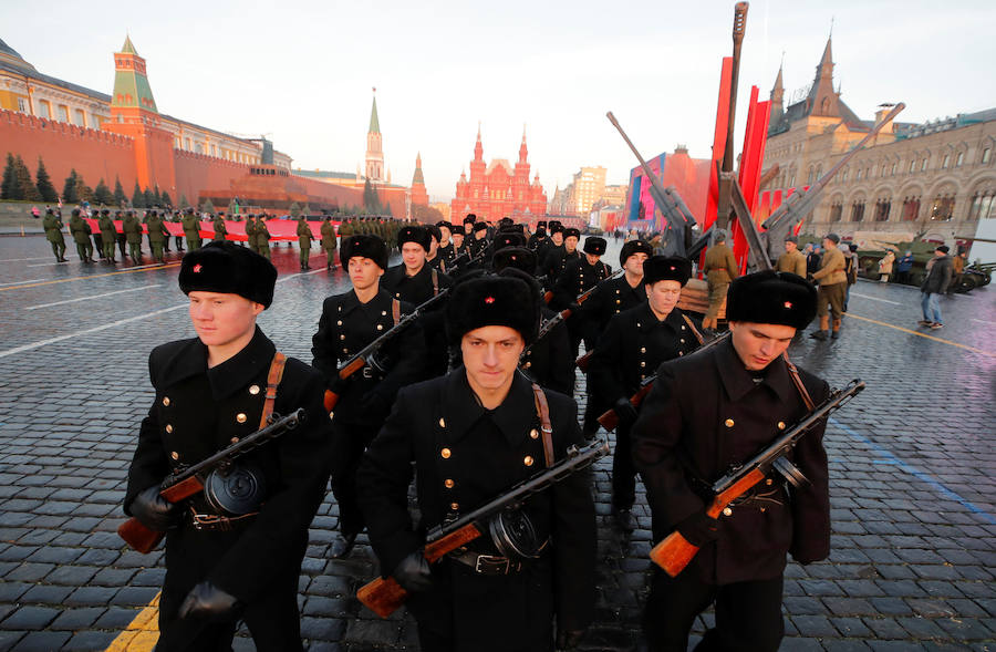 Más de 5.000 militares han desfilado por la plaza Roja de Moscú para conmemorar la parada militar celebrada el 7 noviembre de 1941, tras la cual los soldados soviéticos marcharon para combatir a las tropas nazis que se hallaban a las puertas de la ciudad. En la reconstrucción del histórico desfile participaron cadetes de diversas escuelas militares, efectivos del Ministerio de Defensa, así como un escuadrón del regimiento de caballería del Presidente de Rusia. También pasaron una treintena de carros de blindados, camiones, piezas de artillería y motocicletas de la época de la Segunda Guerra Mundial, incluido el mítico carro de combate T-34. 