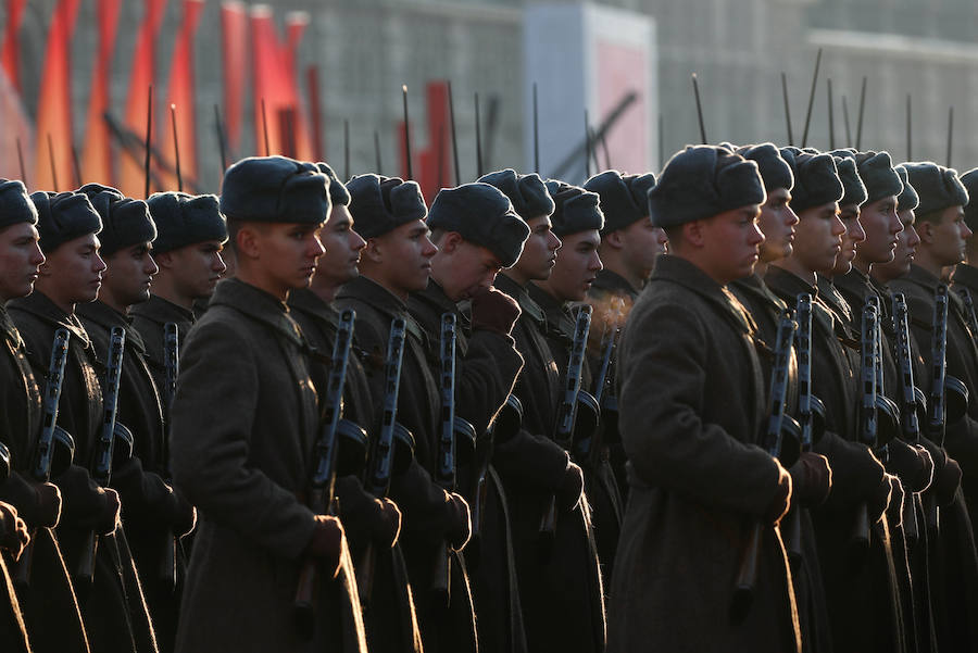 Más de 5.000 militares han desfilado por la plaza Roja de Moscú para conmemorar la parada militar celebrada el 7 noviembre de 1941, tras la cual los soldados soviéticos marcharon para combatir a las tropas nazis que se hallaban a las puertas de la ciudad. En la reconstrucción del histórico desfile participaron cadetes de diversas escuelas militares, efectivos del Ministerio de Defensa, así como un escuadrón del regimiento de caballería del Presidente de Rusia. También pasaron una treintena de carros de blindados, camiones, piezas de artillería y motocicletas de la época de la Segunda Guerra Mundial, incluido el mítico carro de combate T-34. 