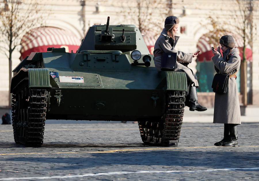 Más de 5.000 militares han desfilado por la plaza Roja de Moscú para conmemorar la parada militar celebrada el 7 noviembre de 1941, tras la cual los soldados soviéticos marcharon para combatir a las tropas nazis que se hallaban a las puertas de la ciudad. En la reconstrucción del histórico desfile participaron cadetes de diversas escuelas militares, efectivos del Ministerio de Defensa, así como un escuadrón del regimiento de caballería del Presidente de Rusia. También pasaron una treintena de carros de blindados, camiones, piezas de artillería y motocicletas de la época de la Segunda Guerra Mundial, incluido el mítico carro de combate T-34. 