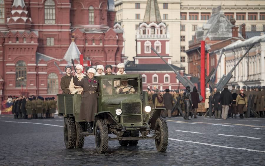 Más de 5.000 militares han desfilado por la plaza Roja de Moscú para conmemorar la parada militar celebrada el 7 noviembre de 1941, tras la cual los soldados soviéticos marcharon para combatir a las tropas nazis que se hallaban a las puertas de la ciudad. En la reconstrucción del histórico desfile participaron cadetes de diversas escuelas militares, efectivos del Ministerio de Defensa, así como un escuadrón del regimiento de caballería del Presidente de Rusia. También pasaron una treintena de carros de blindados, camiones, piezas de artillería y motocicletas de la época de la Segunda Guerra Mundial, incluido el mítico carro de combate T-34. 