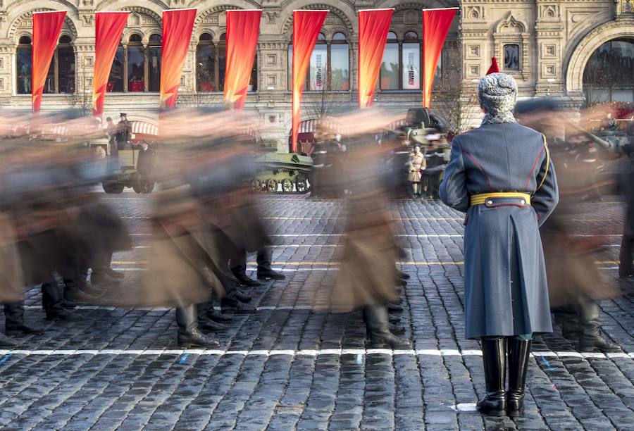 Más de 5.000 militares han desfilado por la plaza Roja de Moscú para conmemorar la parada militar celebrada el 7 noviembre de 1941, tras la cual los soldados soviéticos marcharon para combatir a las tropas nazis que se hallaban a las puertas de la ciudad. En la reconstrucción del histórico desfile participaron cadetes de diversas escuelas militares, efectivos del Ministerio de Defensa, así como un escuadrón del regimiento de caballería del Presidente de Rusia. También pasaron una treintena de carros de blindados, camiones, piezas de artillería y motocicletas de la época de la Segunda Guerra Mundial, incluido el mítico carro de combate T-34. 