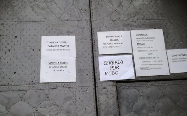 El cartel colgado en la puerta de la iglesia de Santa Catalina, en el que se puede leer «Cerrado por robo».