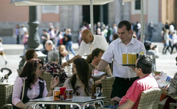 Bruselas prevé que España cree 80.000 empleos menos hasta 2020 por la subida del salario mínimo