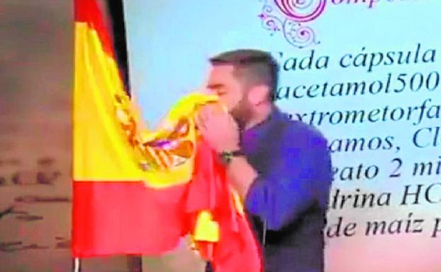 El cómico Dani Mateo, el pasado 31 de octubre, se suena con la bandera de España en el programa 'El intermedio'.