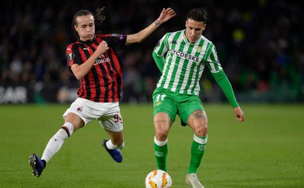 Tello disputa un balón con Laxalt. 